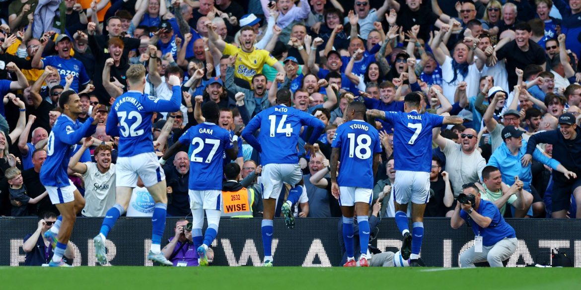 Everton tell "great" star to find a new club as Moyes reaches boiling point